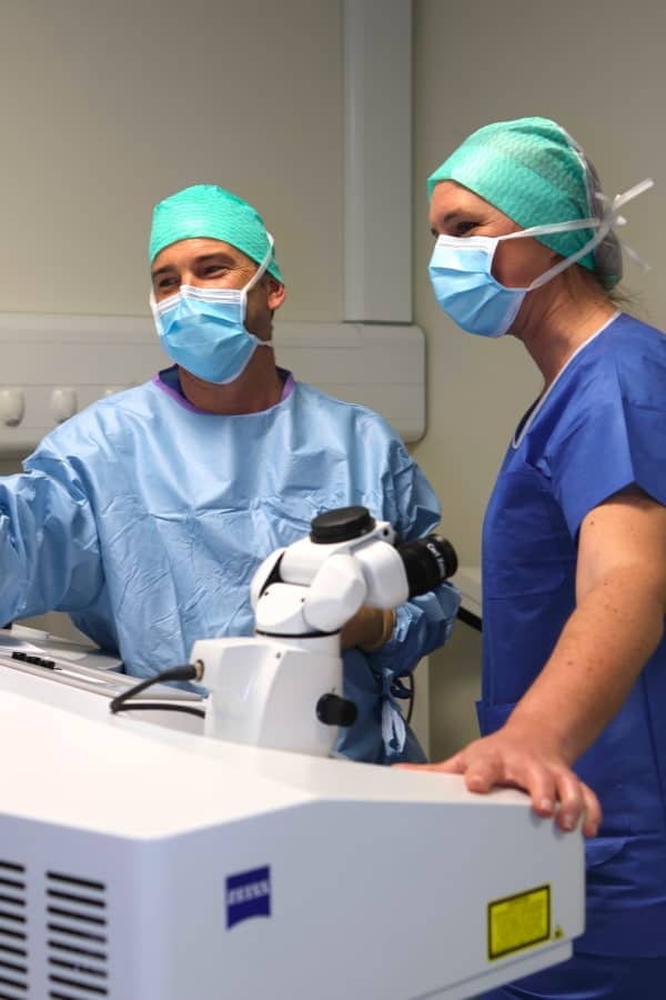 dr julien combes bloc operatoire chirurgien ophtalmo centre monticelli paradis chirurgie refractive cataracte marseille